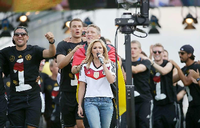 Logo-Parade. Auch Helene Fischer trug bei der WM-Siegesfeier am Brandenburger Tor das DFB-Trikot mit Adler-Logo.