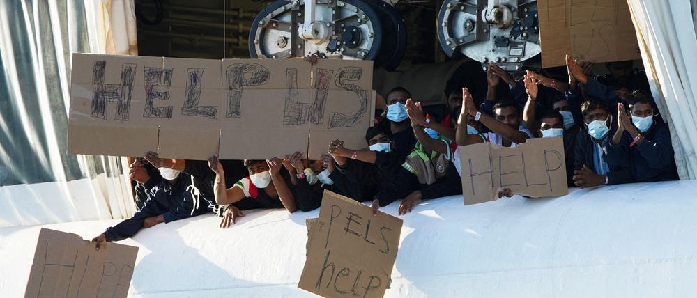 Flüchtlinge auf der „Geo Barents“ bitten auf Pappschildern: „Helft uns“