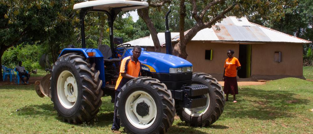 Elder Marium vermietet ihren Traktor seit einem Jahr, Frederik Maina betreut das Fahrzeug für sie.