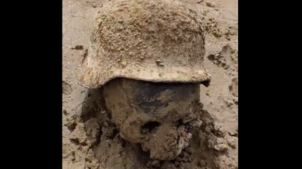 Screenshot aus einem Video, das offenbar einen Schädel mit einem Kriegshelm zeigt, der von einem Wehrmachtssoldaten stammen könnte.