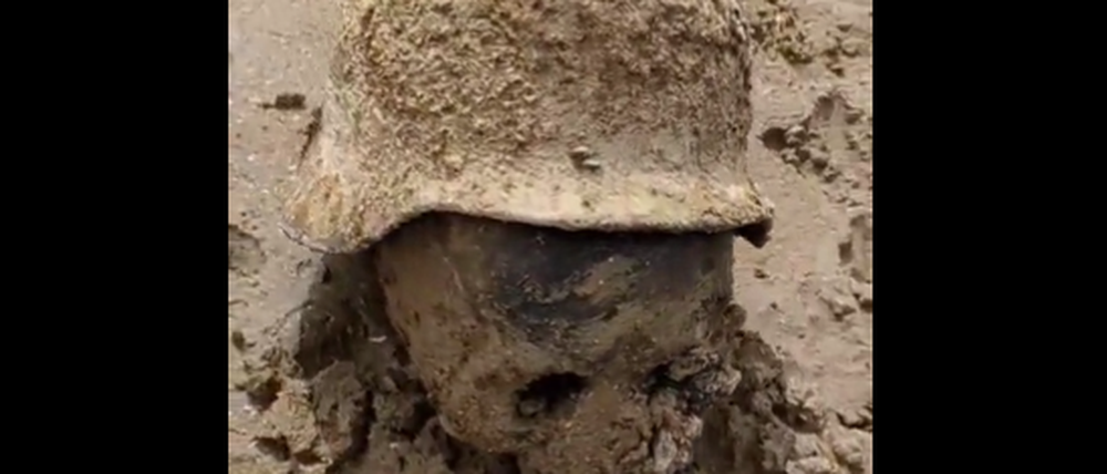 Screenshot aus einem Video, das offenbar einen Schädel mit einem Kriegshelm zeigt, der von einem Wehrmachtssoldaten stammen könnte.