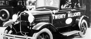 Henry Ford fährt mit seinem Sohn Edsel den 20-millionsten Ford. 
