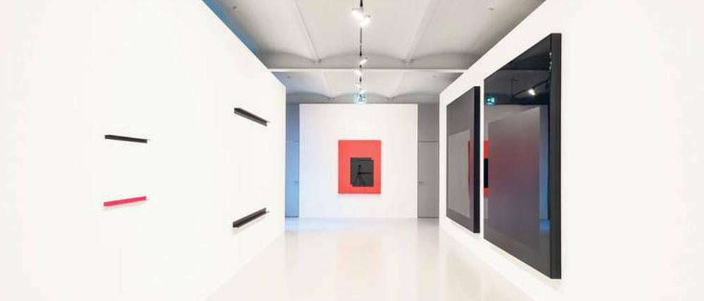 Kaltes Leuchten. Blick in die Ausstellung der Galerie Mehdi Chouakri mit Werken der Serien „Set“ und „Monoblock“ . 
