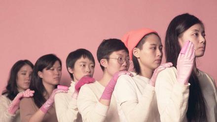 Schräge neue Welt. Filmstill aus Jen Lius Beitrag „Pink Slime Caesar Shift“ von 2018.
