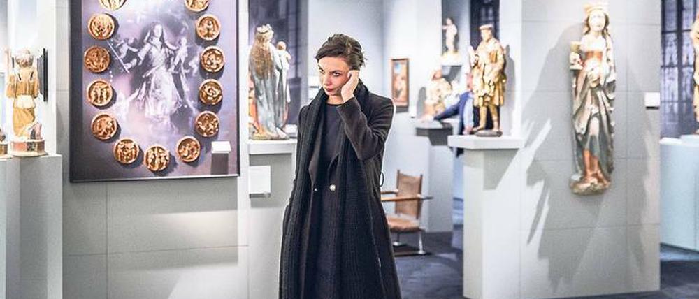 Versunken. In der Koje des Bamberger Kunsthandels Senger offenbart sich die Kunst der sakralen Skulptur vergangener Jahrhunderte.