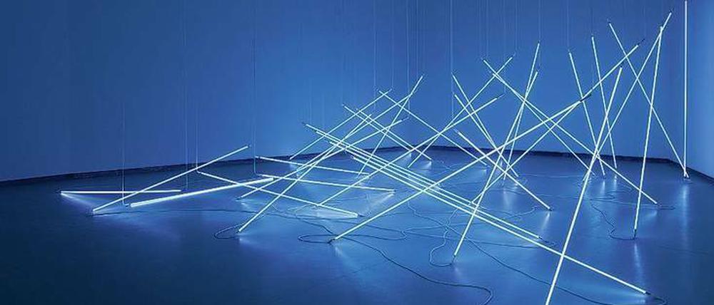 Blaues Leuchten. „L’avalanche“, eine Lichtinstallation von François Morellet aus dem Jahr 2006.