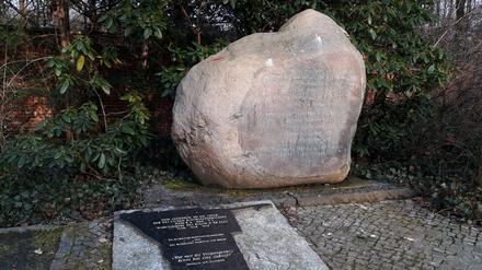 Der sogenannte Herero-Stein auf dem Friedhof am Columbiadamm.