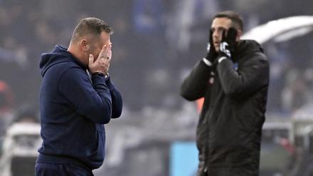 Nicht zu fassen. Herthas Trainer Pal Dardai (l.) und Ersatztorhüter Marius Gersbeck müssen gegen Karlsruhe den Verlust von zwei Punkten zur Kenntnis nehmen.