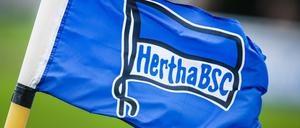 Die Fahne von Hertha BSC weht im Wind.