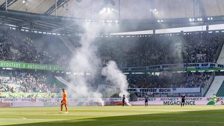Es raucht und kracht. Beim letzten Saisonspiel in Wolfsburg wurde in Herthas Kurve massiv gezündelt.