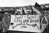 Durch die Mauer geeinigt - und dann wieder getrennt. Im Januar 1990, kurz nach dem Mauerfall, fand ein einzigartiges Freundschaftsspiel zwischen Hertha BSC und der FC Union im Olympiastadion statt. Der Fußball war dabei Nebensache.