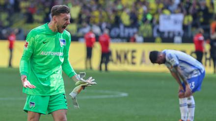 Der Frust muss raus. Torhüter Marcel Lotka ärgert sich über Herthas Niederlage in Dortmund am letzten Spieltag der Vorsaison.