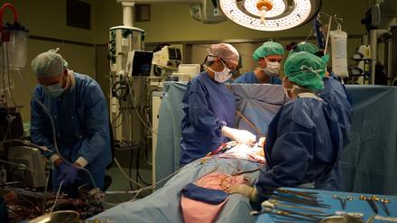 „Das Herz ist für mich nach wie vor faszinierend“, sagt Herzchirurgin Roya Ostovar (Bildmitte). Zu ihrer Arbeit gehört auch der Austausch einer defekten Herzklappe, wie hier im Immanuel Herzzentrum Brandenburg.