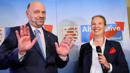 Robert Lambrou, Co-Landesvorsitzender der AfD Hessen, und Bundessprecherin Alice Weidel jubeln über die erste Prognose bei der Landtagswahl in Hessen.