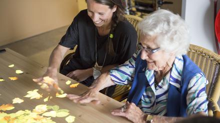 Gründerin Hester Le Riche spielt mit einer Seniorin ein interaktives Tovertafe-Spiel.