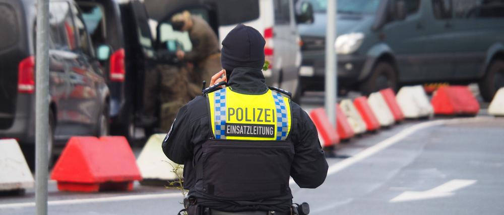 Die Polizei Hamburg und die Bundespolizei sind mit einem Großaufgebot und Spezialkräften am Flughafen wegen eines Geiseldramas im Einsatz.
