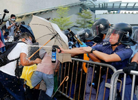 Die Polizei in Hongkong setzt Pfefferspray gegen die Demonstranten ein.