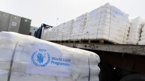 Humanitäre Hilfsgüter des Welternährungsprogramm der Vereinten Nationen am Grenzübergang Kerem Schalom zum Gazastreifen auf israelischer Seite. 