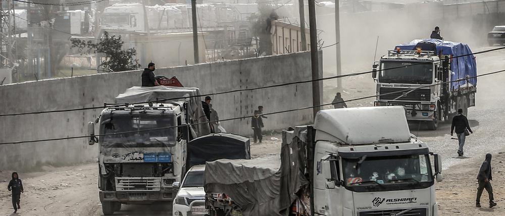  Lastwagen mit Hilfsgütern fahren über den Grenzübergang Kerem Schalom in den Gazastreifen ein. (Symbolbild)