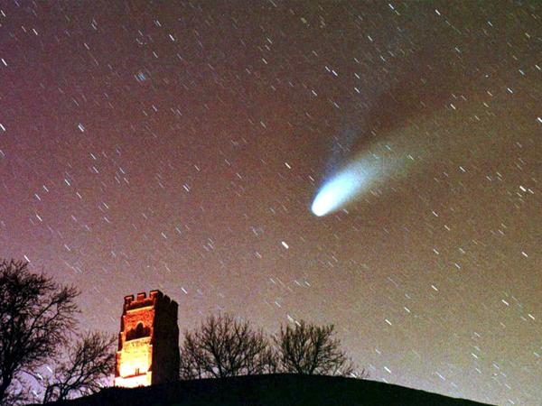 Der leuchtende Staubschweif des Kometen Hale-Bopp am im April 1997 am Nachthimmel über Glastonbury (Großbritannien).