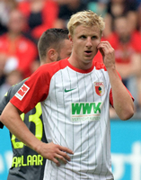 Systemkritiker. Martin Hinteregger vom FC Augsburg zweifelt an der Fußballwelt.