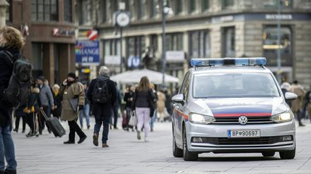 Ein Einsatzfahrzeug der Polizei steht am Wiener Stephansplatz.