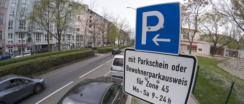 Hinweisschild zum kostenpflichtigen Parken oder Parken mit einem anwohnerparkausweis in der Wichertstrasse in Berlin-Prenzlauer Berg Halteverbot