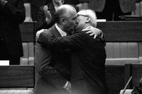 Братска целувка между Ерих Хонекер и Михаил Горбачов на партийната конференция на SED