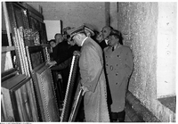 Adolf Hitler besichtigt beschlagnahmte Kunstwerke am 13. Januar 1938 im Berliner Viktoriaspeicher, hinter ihm Joseph Goebbels. Die konfiszierten Bilder aus der Wohnung des Kunsthändlersohns Cornelius Gurlitt dürfen aus rechtlichen Gründen nicht online gezeigt werden.