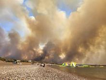 Tausende Urlauber auf Rhodos evakuiert: Schwerer Waldbrand in Griechenland – massive Hitze und Unwetter in Italien