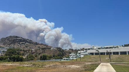 Die Hitze steigert die Trockenheit, was das Risiko für Waldbrände erhöht. Hier der aufsteigende Rauch von Waldbränden auf der Ferieninsel Rhodos.