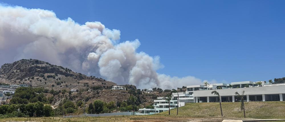 Die Hitze steigert die Trockenheit, was das Risiko für Waldbrände erhöht. Hier der aufsteigende Rauch von Waldbränden auf der Ferieninsel Rhodos.