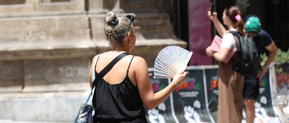 Eine Frau benutzt ihren Fächer während der Hitze. Temperaturen um die 40 Grad tagsüber und 30 Grad nachts machen den Menschen in weiten Teilen Südeuropas zu schaffen. 