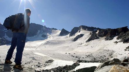 Ein Alpinist betrachtet den Mont Fort Gletscher bei Verbier in der Schweiz (Symbolfoto).