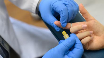 Die Aids-Hilfe Sachsen-Anhalt, demonstriert im Labor die Blutentnahme für einen HIV-Test.