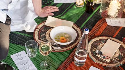 Fulani Bantu, eine zitronige Suppe mit Zackenbarschbällchen, servierte Fatmata Binta in der „Weltwirtschaft“ im Haus der Kulturen der Welt.