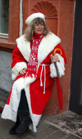 Ho ho ho! Birgit Ahr führt im rotem Mantel durch die Stadt.