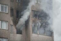 Flammen im Wilmersdorfer-Wohnhochhaus. Eine Frau musste zur Rettung aus dem fünften Stock springen.