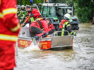01.06.2024, Bayern, Babenhausen: Angehörige der DLRG aus Memmingen sind dabei, Leute aus überschwemmten Wohnungen  zu evakuieren. Foto: Jason Tschepljakow/dpa +++ dpa-Bildfunk +++