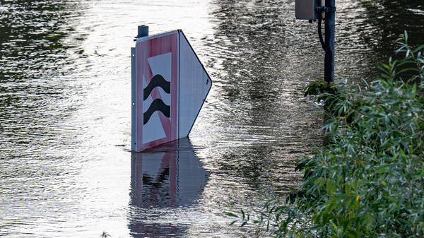Das Verbotszeichen „Vermeidung von Wellenschlag oder Sogwirkungen“ steht im Hochwasser der Donau.