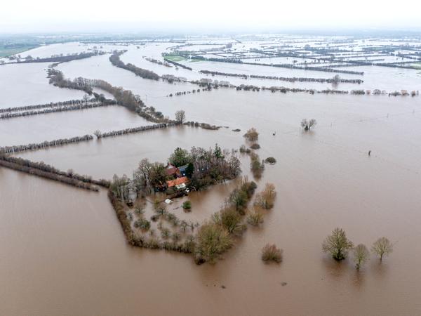 Ein Hof nahe der Weser steht unter Wasser.