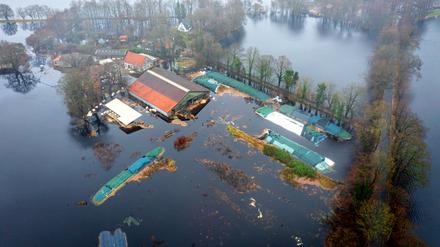 Folgen des Hochwassers. Ein Hof im Bremer Ortsteil Timmersloh steht unter Wasser.
