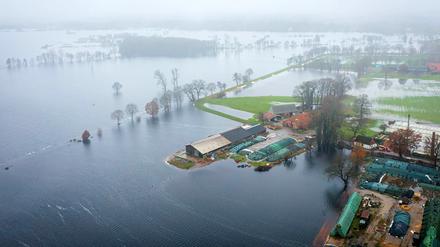 Ein Hof im Bremer Ortsteil Timmersloh steht unter Wasser. Da nach den Vorhersagen des Deutschen Wetterdienstes (DWD) weiter mit starkem Regen zu rechnen ist, bleibt die Lage angespannt. 