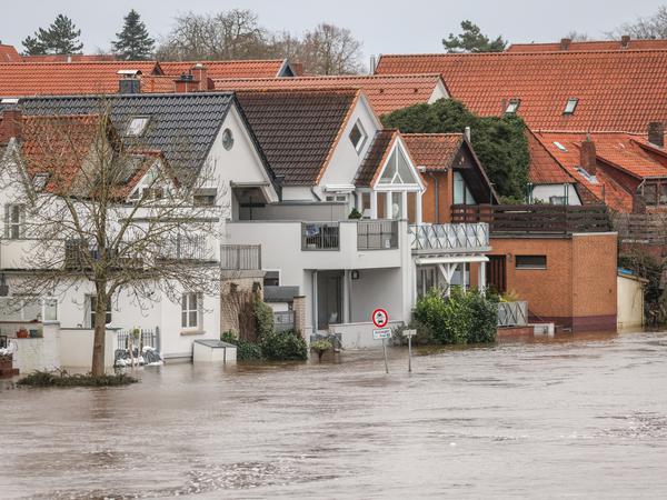 Hochwasser hat die Aller an der Altstadt von Verden über die Ufer treten lassen. Zahlreiche Helfer sind im Landkreis Verden unterwegs, um Deiche zu sichern und Wohngebiete vor dem Hochwasser von Aller, Weser und Wümme zu schützen.