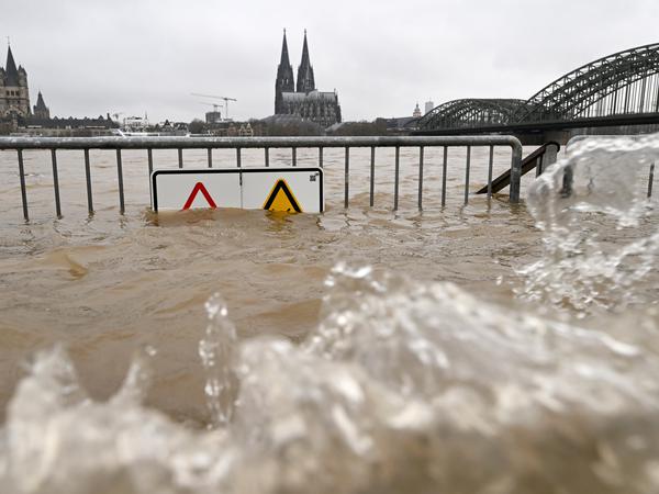 Blick auf den Hochwasser führenden Rhein vor dem Kölner Dom und der Hohenzollernbrücke: Der Pegel soll am Samstag die kritische Marke übersteigen. Gegen Abend dürfte der höchste Stand erreicht sein.