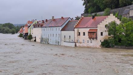 Hochwasser umgibt am 29. August die Häuser an der Inn-Promenade in österreichischen Schärding.