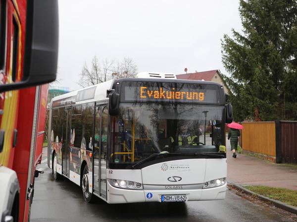 Ein Bus fährt nach Windehausen, um Menschen aus dem Ort zu evakuieren.