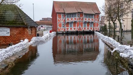 Mit Sandsäcken werden bei einer Sturmflut in Wismar Häuser in Hafennähe vor dem Hochwasser geschützt. 