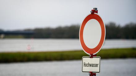 Wittenberge: Ein Verkehrsschild mit der Aufschrift ·Verbot für Fahrzeuge aller Art· mit dem Zusatz ·Hochwasser· steht am Ufer der Elbe. (Symbolbild)