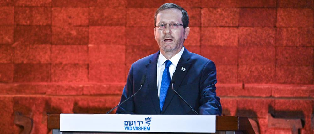 Izchak Herzog, Staatspräsident von Israel, hält eine Rede während der Eröffnungszeremonie des nationalen Holocaust-Gedenktages Jom Ha-Schoah in der Holocaust-Gedenkstätte Yad Vashem. 